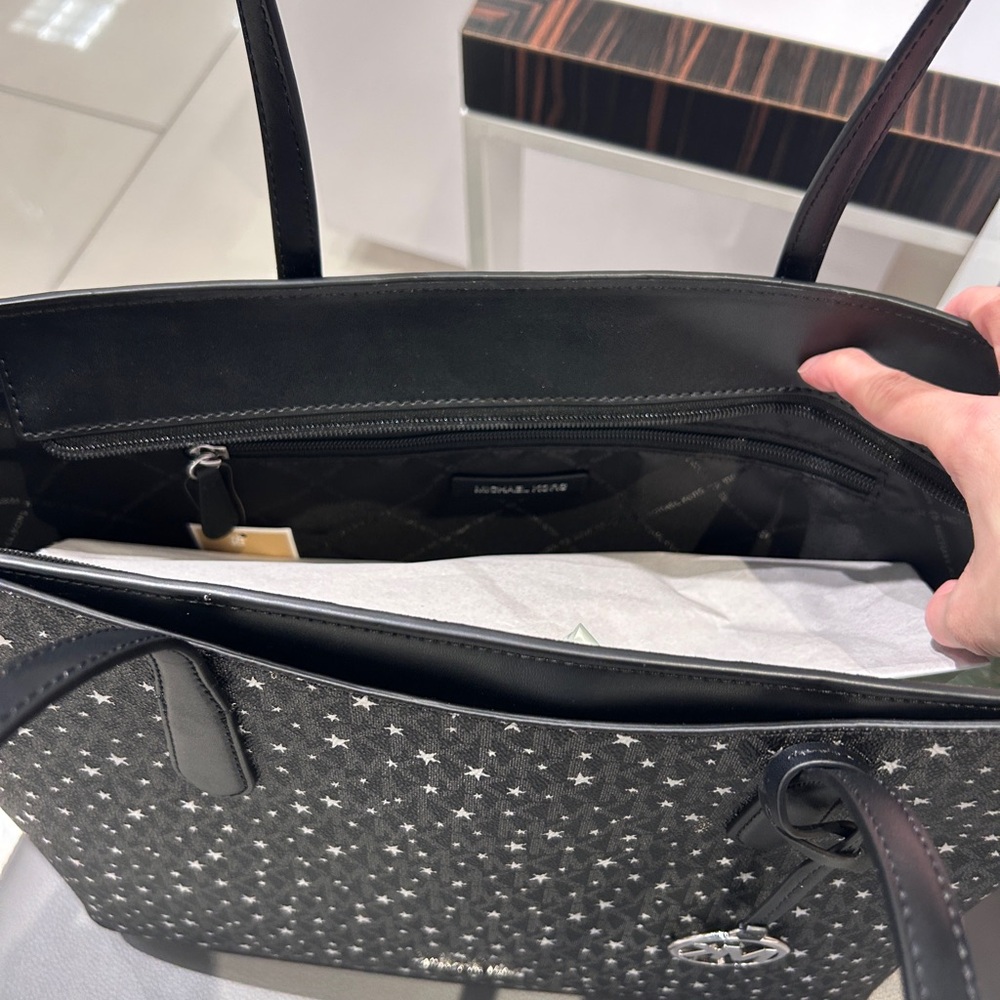 NWT✨Michael Kors Arden Large Star Printed Signature Logo Tote Bag in Black - Picture 3 of 4